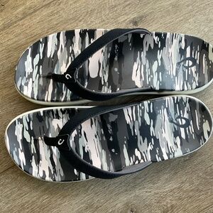 Woman’s Size 10 Olukai Nu'a Pi'o flip flops